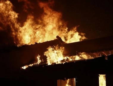 Σκηνές χάους από ελικόπτερο που πέταξε πάνω από τις φλόγες (βίντεο)